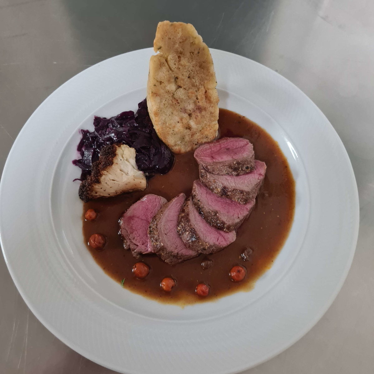 Wild mit Rotkraut und Knödel beim Gasthaus Prodinger "HOISBAUER"